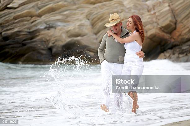 若いロマンチックなビーチのカップル - 2人のストックフォトや画像を多数ご用意 - 2人, しぶきを上げる, カップル