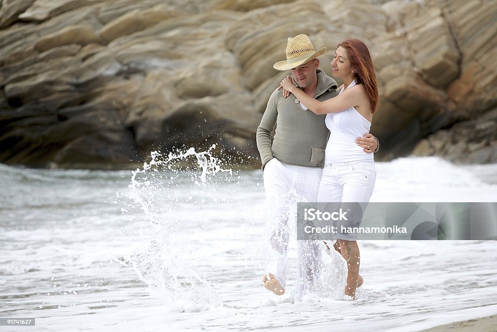 Jovem Casal romântico na praia - Royalty-free Adulto Foto de stock