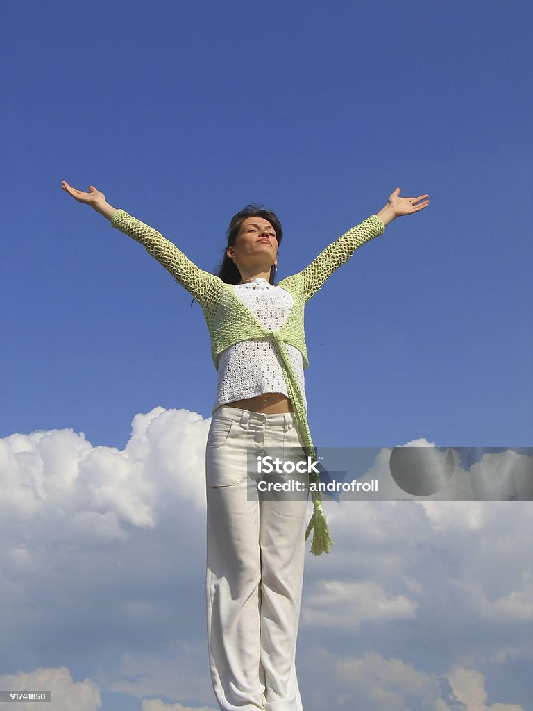 Brunette hermosa chica en la naturaleza. Al aire libre - Foto de stock de 20 a 29 años libre de derechos