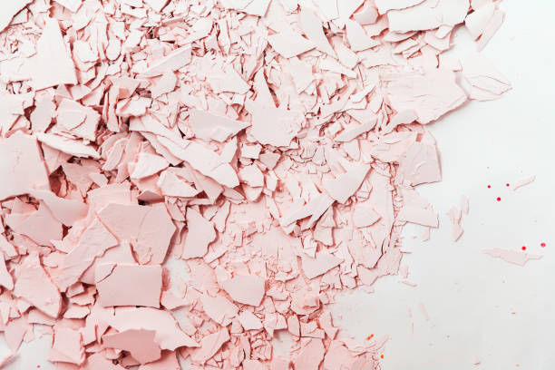 istock Textured plaster in pink tones. Cracked and broken plaster. 917419754