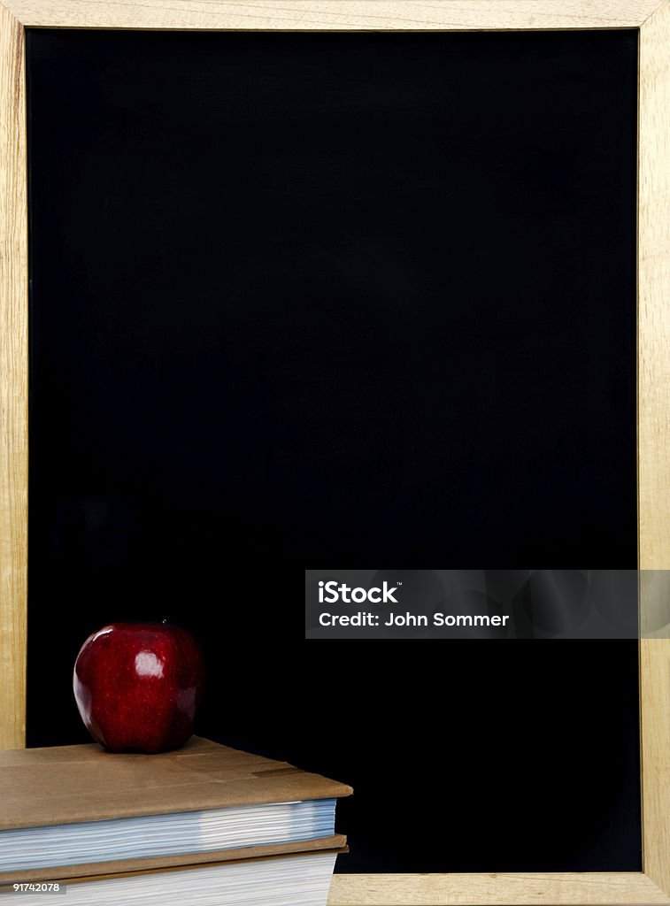 Quadro-negro com maçã e livros - Foto de stock de Aprender royalty-free