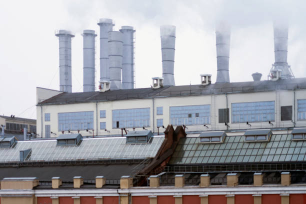 hitze-station in der stadt. pfeifen gegen blauen himmel. aluminiumrohre der alten industriegebäude der fabrik. verschmutzung und ökologie - old station natural gas russia stock-fotos und bilder