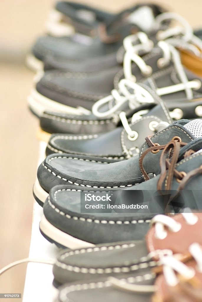 Cuir bleu marine pour la vente de chaussures de sport - Photo de Acheter libre de droits