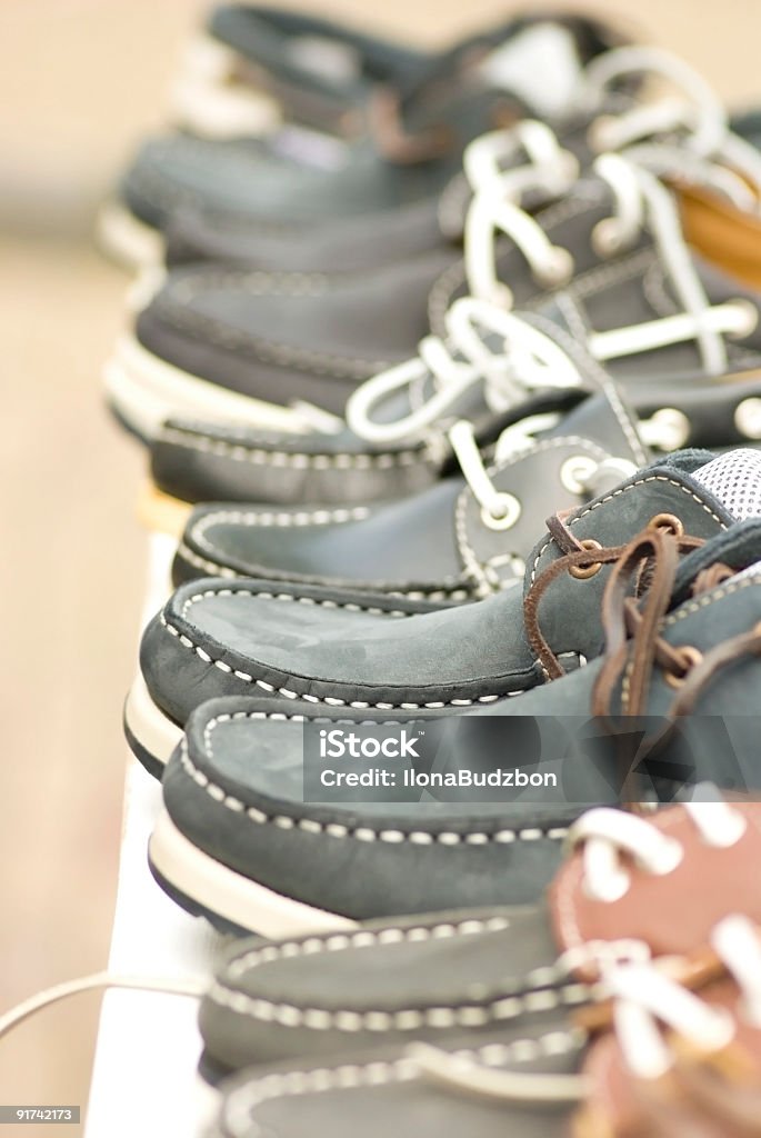 Pelle blu navy scarpe sportive, per la vendita - Foto stock royalty-free di Affari