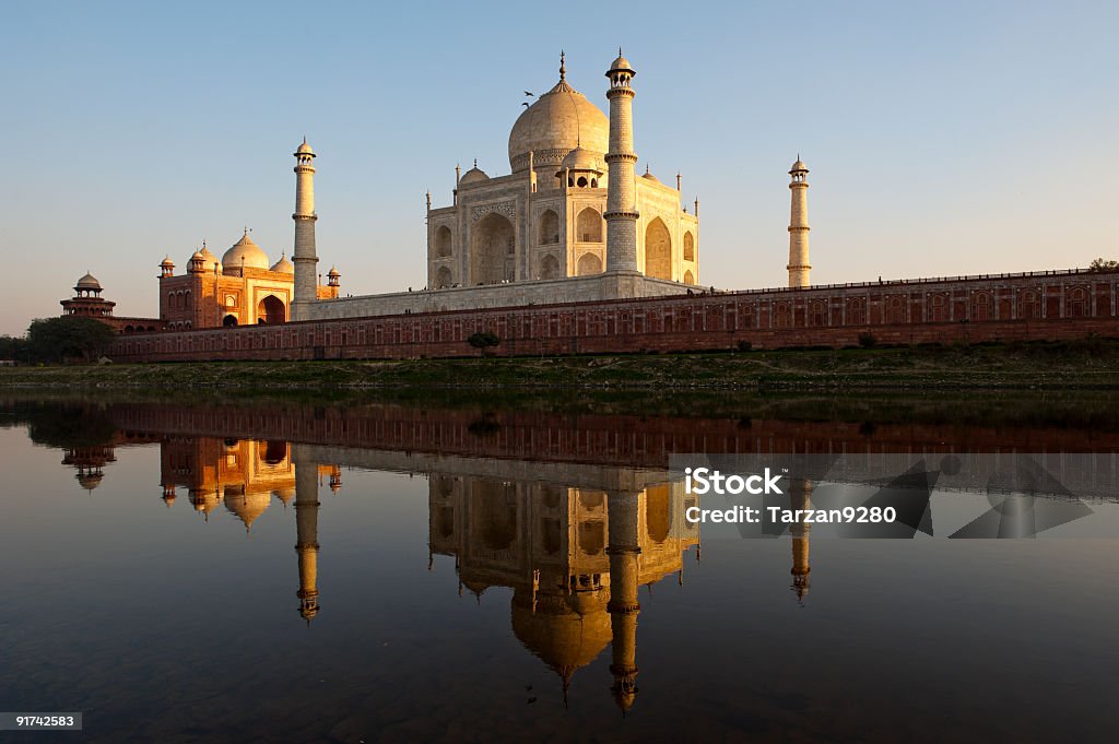 Taj Mahal y su reflejo en río Yamuna - Foto de stock de Puesta de sol libre de derechos
