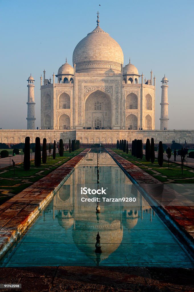 Taj Mahal e il suo riflesso in piscina - Foto stock royalty-free di Taj Mahal - India