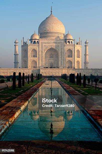 Taj Mahal E Il Suo Riflesso In Piscina - Fotografie stock e altre immagini di Taj Mahal - India - Taj Mahal - India, Giardino domestico, Agra