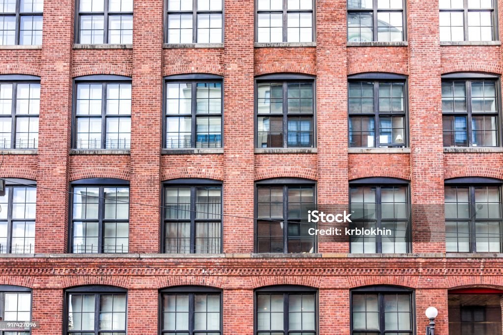 Patrón de ventana de vidrio de ladrillo edificio en Brooklyn, arquitectura antigua de Nueva York, Nueva York, grunge exterior frontal - Foto de stock de Piso - Residencia libre de derechos