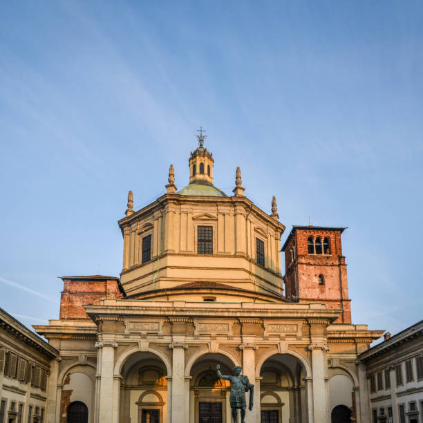 colonne di san lorenzo o colonne di san lorenzo è un gruppo di antiche rovine romane, situate di fronte alla basilica di san lorenzo nel centro di milano, regione lombardia nord italia - milan italy town square italy cathedral foto e immagini stock