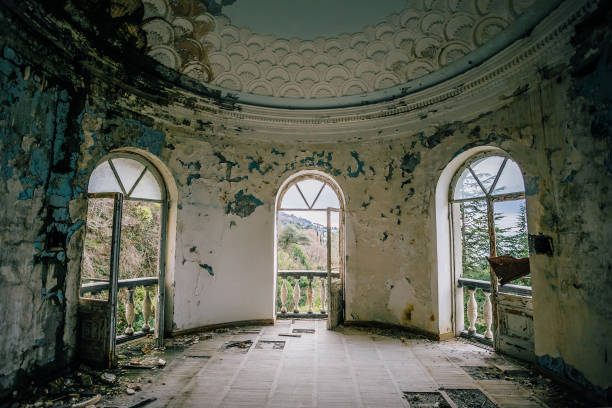 antigua arruinada mansión abandonada, interior de pasillo de ronda - haunted house house spooky real estate fotografías e imágenes de stock