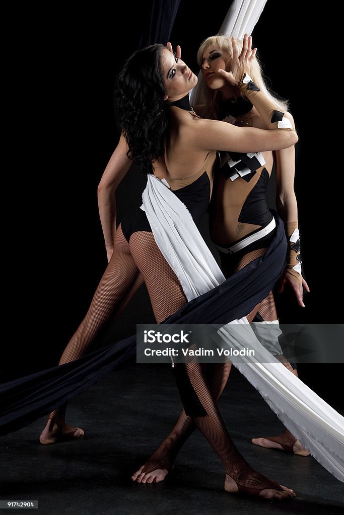 Deux jeune fille montre sa performance. - Photo de Acrobate libre de droits