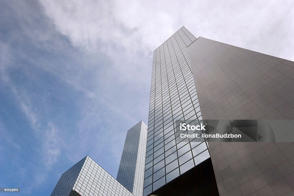 Skyscapers contra el cielo azul con espacio de copia - Foto de stock de Acero libre de derechos