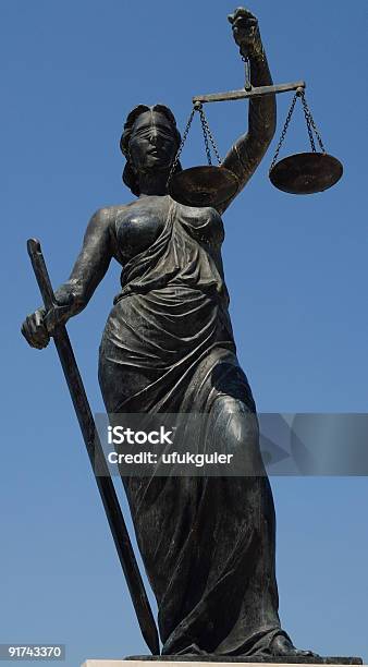 Signora Giustizia - Fotografie stock e altre immagini di Adulto - Adulto, Bilancia - Strumento, Blu