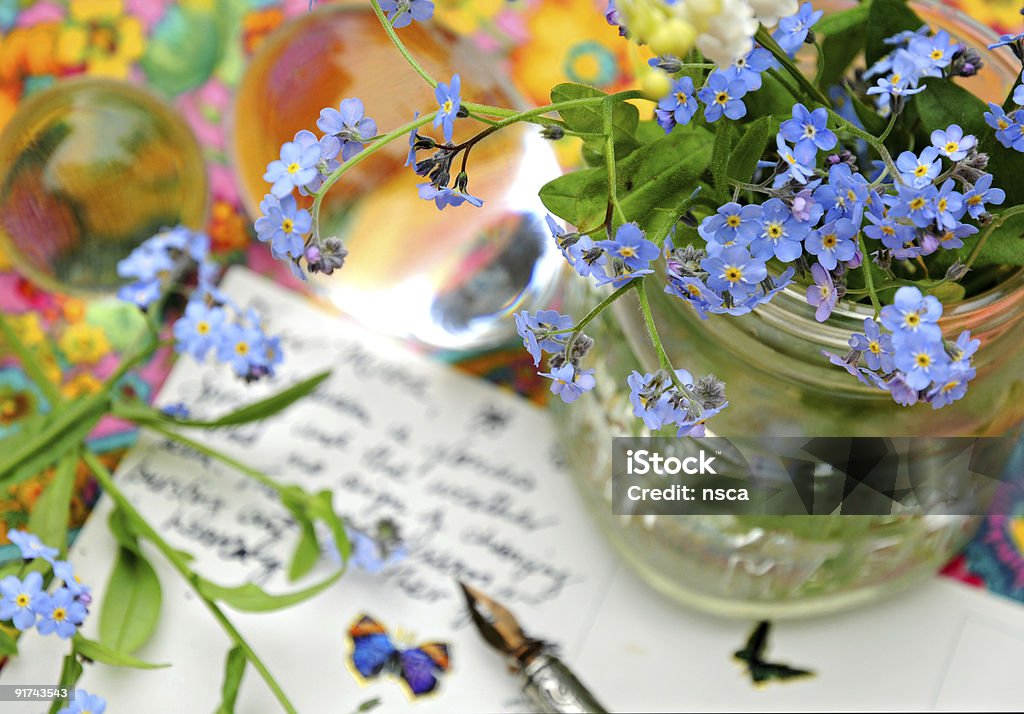 Почтовая открытка и цветы - Стоковые фото Авторучка роялти-фри