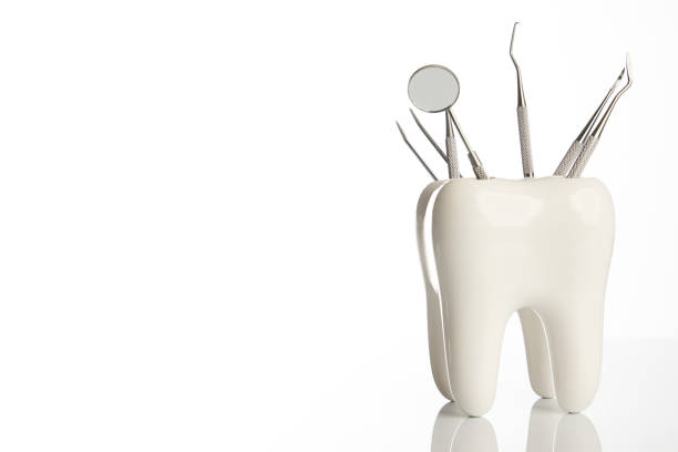 modello dentale dentale con attrezzature odontoiatrica medica in metallo - dentist dental drill dental equipment dental hygiene foto e immagini stock