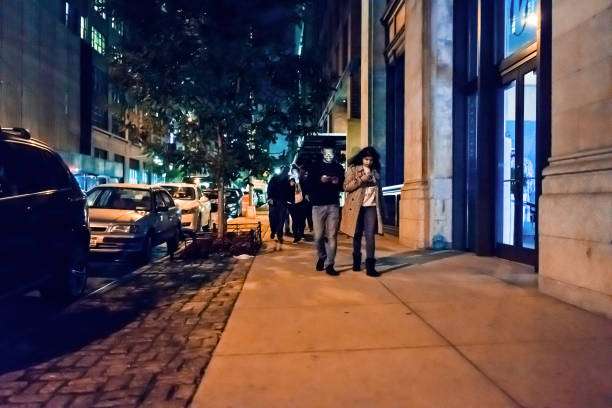 la notte buia del centro di new york ha illuminato la strada di vandam con auto del traffico, persone che camminano sul marciapiede a soho, quartiere di hudson square - 6139 foto e immagini stock