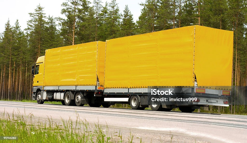 Amarillo camión de remolque - Foto de stock de Amarillo - Color libre de derechos