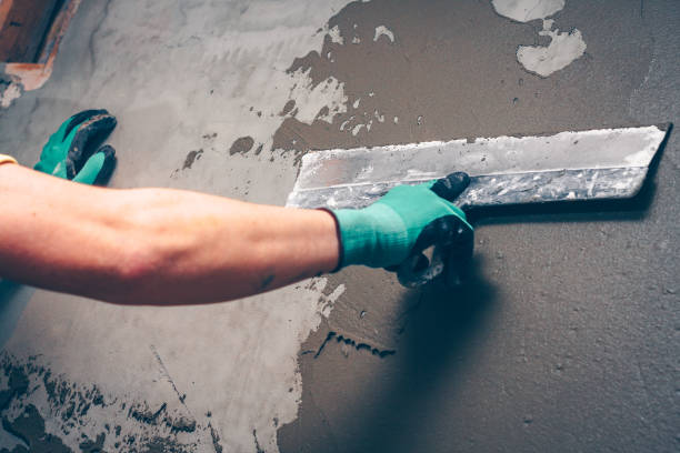 벽 타일에 대 한 준비는 주걱 작업 노동자의 손에 벽을 수평 하 게 하기 위한 도구 - plasterboard plaster repairing putty 뉴스 사진 이미지