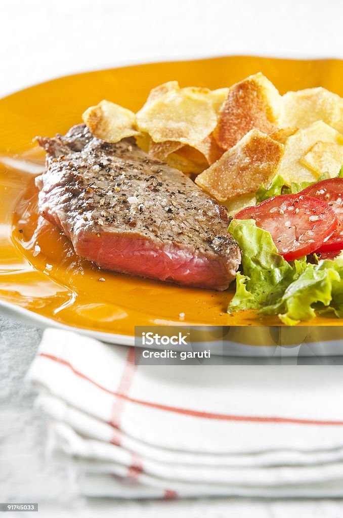 Carne e batata chips - Foto de stock de Alface royalty-free