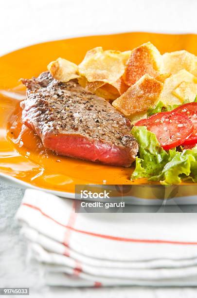 Bife Com Batata Frita - Fotografias de stock e mais imagens de Alface - Alface, Alimentação Não-saudável, Batata Frita - Lanche