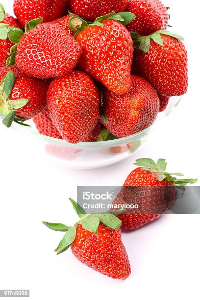 Fresas Foto de stock y más banco de imágenes de Agricultura - Agricultura, Alimento, Blanco - Color