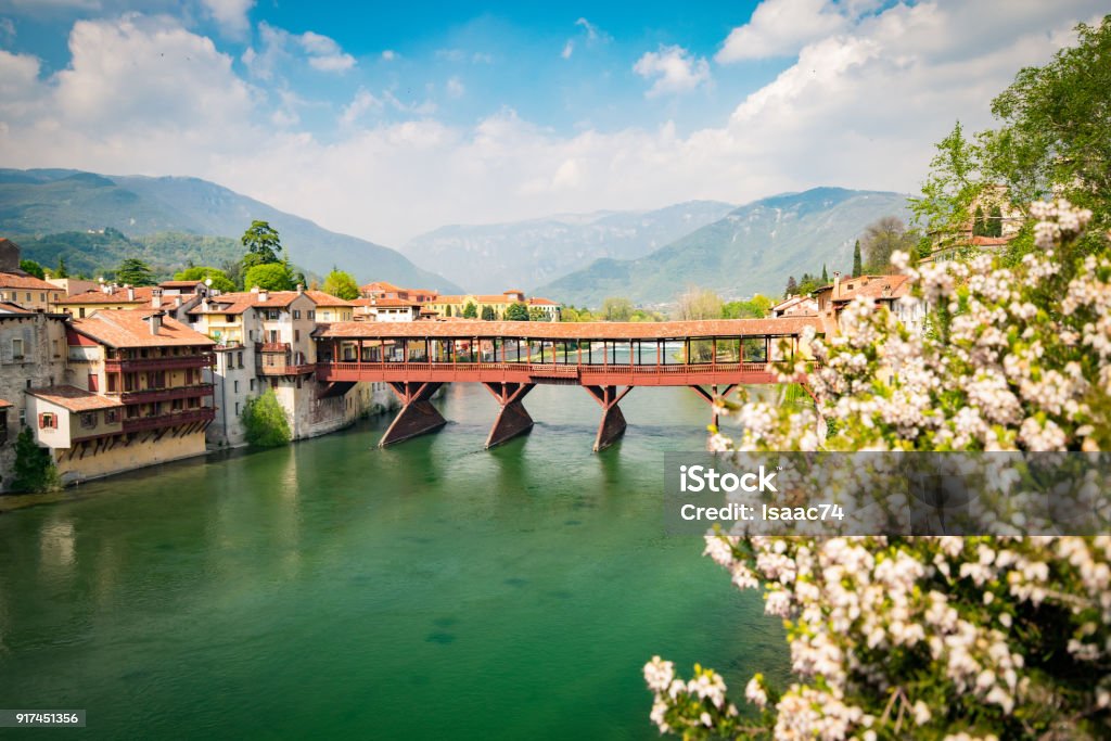 Ponte degli Alpini a Bassano del Grappa, Vicenza, Italia. - Foto stock royalty-free di Acqua