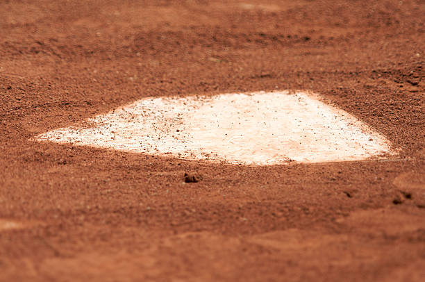 baseball und home-plate-umgeben von schmutz. - baseball dirt softball baseball diamond stock-fotos und bilder