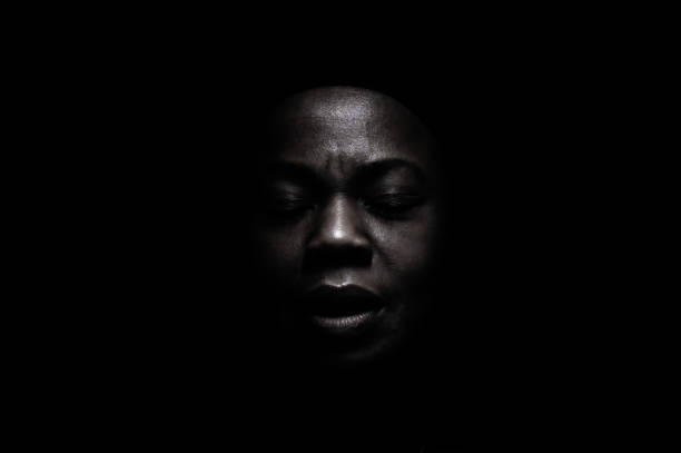 zwart gezicht in de schaduw - afrikaanse etniciteit fotos stockfoto's en -beelden