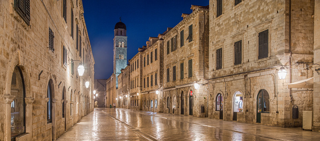 Stradun Dubrovnik en crepúsculo, Dalmacia, Croacia photo