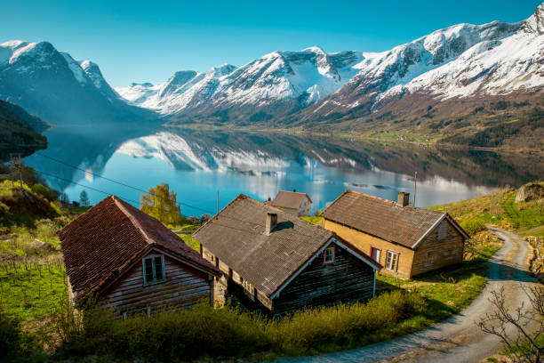 idyllische natur norwegens im frühling - sogn og fjordane county stock-fotos und bilder
