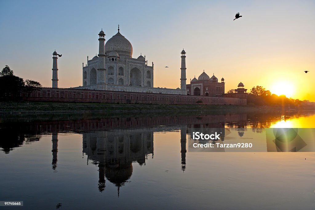 Taj Mahal y su reflejo en río Yamuna - Foto de stock de Agra libre de derechos