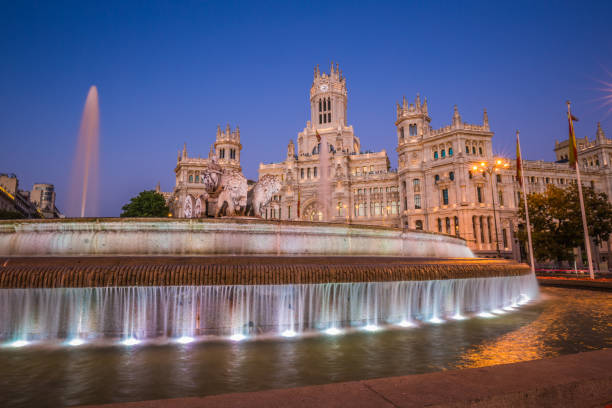 plaza de la cibeles (площадь кибеле) - центральное почтовое отделение (palacio de comunicaciones), мадрид, испания. - plaza de la cibeles стоковые фото и изображения