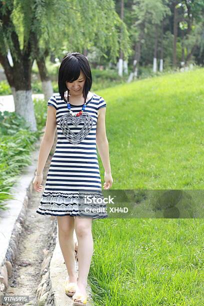 Foto de A Uma Caminhada De Menina Na Primavera Nos Eua e mais fotos de stock de Adolescente - Adolescente, Adulto, Andar