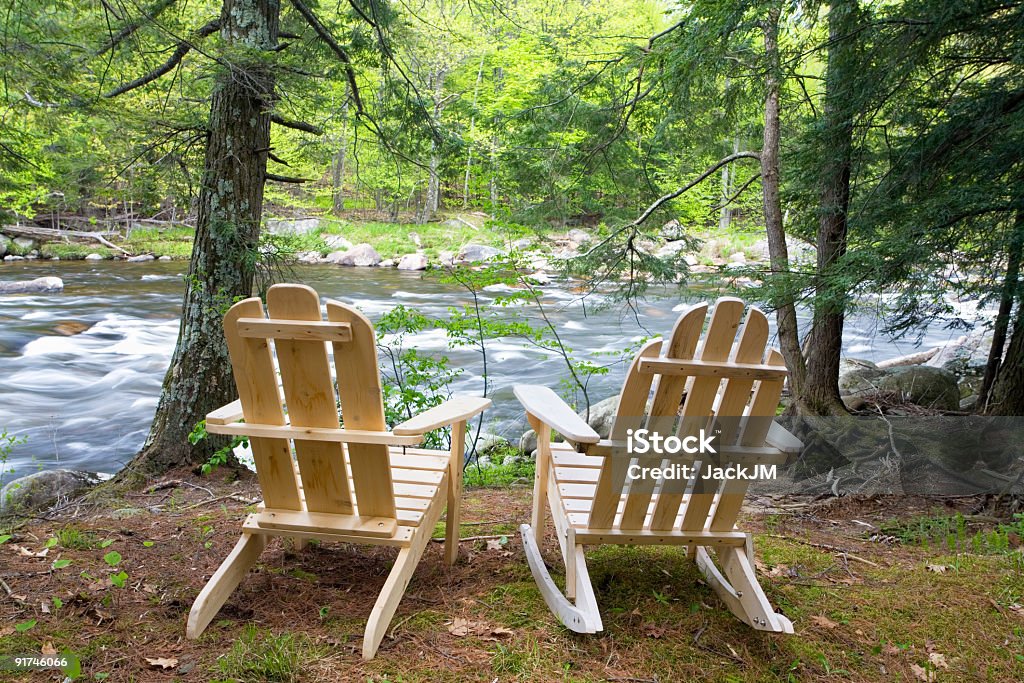 Cadeiras de Adirondack, o rio - Foto de stock de Montanhas Adirondack royalty-free