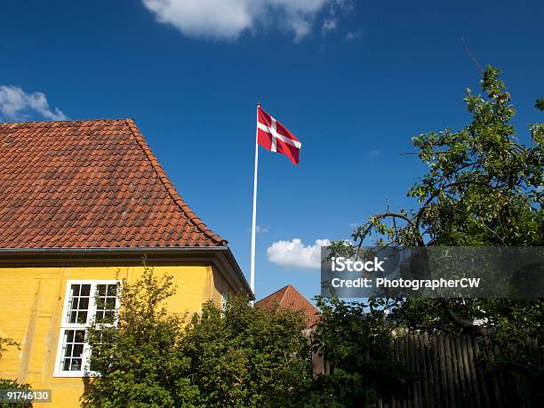 Foto de Dannebrog E Casa Amarela e mais fotos de stock de Bandeira Dinamarquesa - Bandeira Dinamarquesa, Amarelo, Antigo