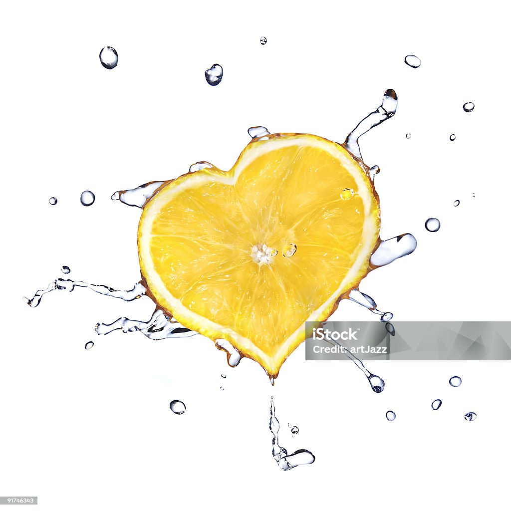 Cœur de citron avec des gouttes d'eau isolé sur blanc - Photo de Citron libre de droits