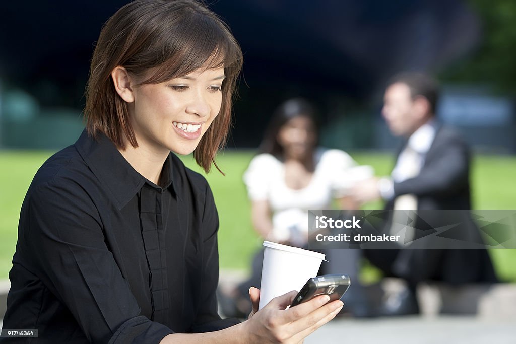 Hermosa joven mujer asiática China beber café enviando mensajes de texto y - Foto de stock de 20 a 29 años libre de derechos