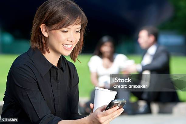 Hermosa Joven Mujer Asiática China Beber Café Enviando Mensajes De Texto Y Foto de stock y más banco de imágenes de 20 a 29 años