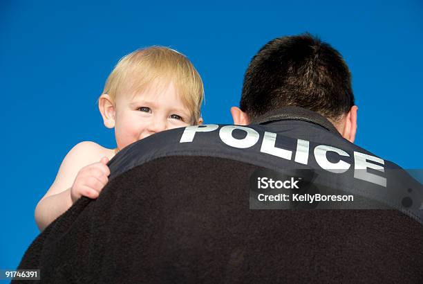 Polícia Rescues Bebé - Fotografias de stock e mais imagens de Força policial - Força policial, Criança, Proteção