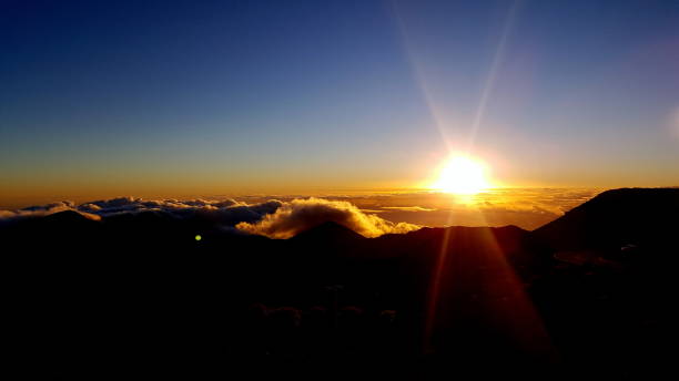 alba sulla montagna dell'isola - sunrise maui hawaii islands haleakala national park foto e immagini stock