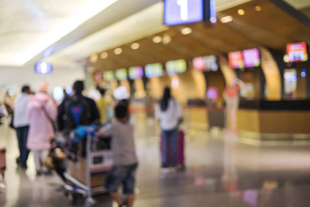 승객의 흐린된 이미지는 공항에서 체크인에 대 한 큐에 대기 - dubai united arab emirates airport indoors 뉴스 사진 이미지