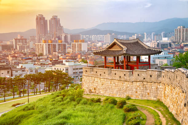 zachód słońca nad fortecą hwaseong to dynastia joseon, która otacza centrum miasta suwon w korei południowej. - korea zdjęcia i obrazy z banku zdjęć