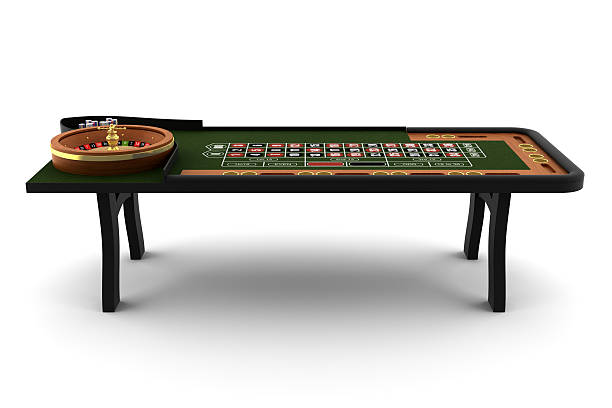 рулеточный стол изолирован на белом с обтравка - roulette table стоковые фото и изображения