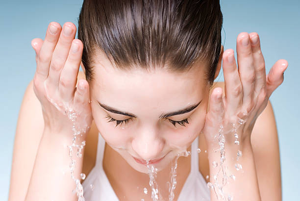 washing face - gezicht wassen stockfoto's en -beelden