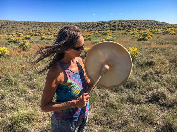 tocar bateria no planalto de taos - frame drum - fotografias e filmes do acervo