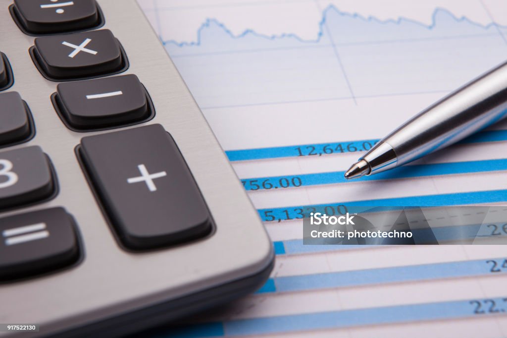 Calcolatrice, penna e equilibrio aziendale - Foto stock royalty-free di Finanza