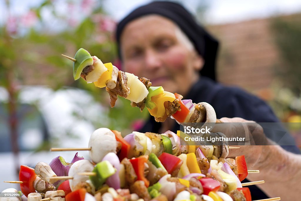 Anziani donna con alimenti freschi - Foto stock royalty-free di Adulto