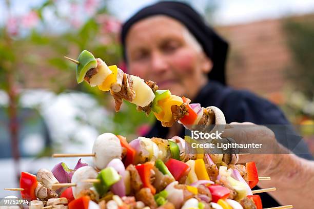 Anziani Donna Con Alimenti Freschi - Fotografie stock e altre immagini di Adulto - Adulto, Alimentazione sana, Anziani attivi