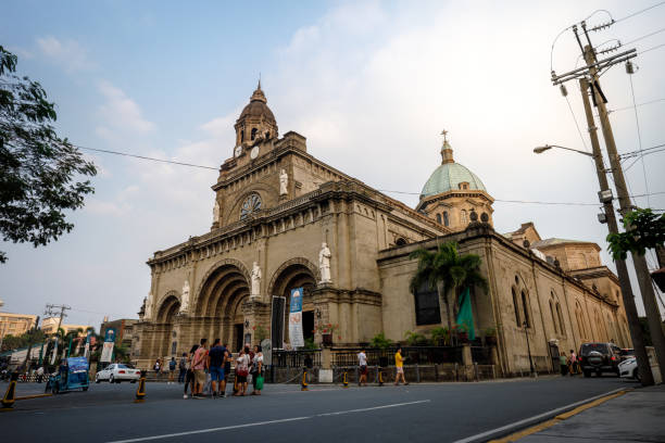 catedral de manila, ubicado en el barrio de intramuros de manila - manila cathedral fotografías e imágenes de stock