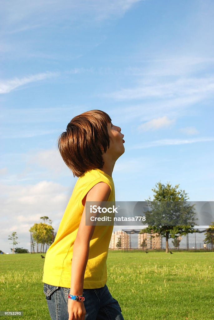 Милый мальчик Смотреть вверх на небо - Стоковые фото Дети школьного возраста роялти-фри